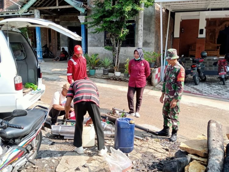 Babinsa Nogosari Turut Basmi Sarang Nyamuk DBD