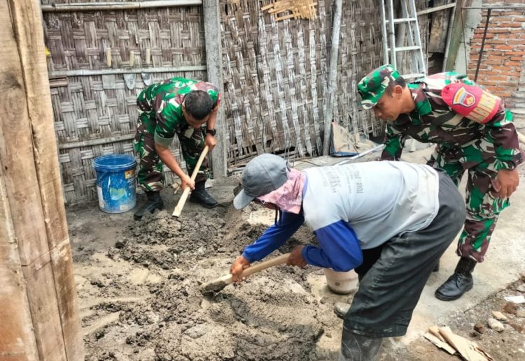 Tunjukan Kepedulian, Babinsa Bantu Renovasi Rumah Warga