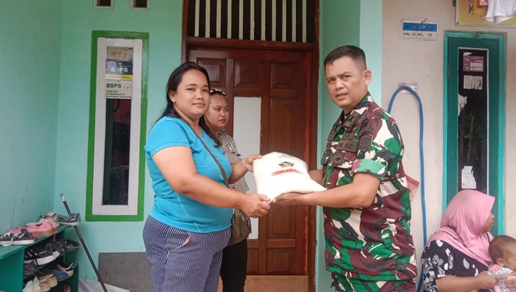 Kodim 0614/Kota Cirebon Bagikan Bansos Dalam Rangka HUT TNI ke-79 Tahun 2024