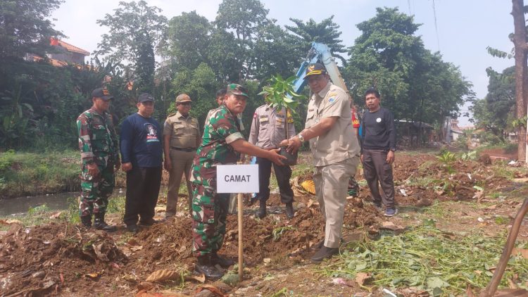 Hijaukan Bantaran Kali Item Cililitan Oleh Koramil Kramatjati Pada Giat Karya Bakti
