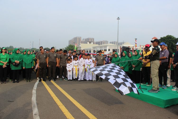 Ribuan Warga Antusias Ikuti Jalan Sehat Hari Pahlawan dan HUT ke-26 Korem 051/Wkt 