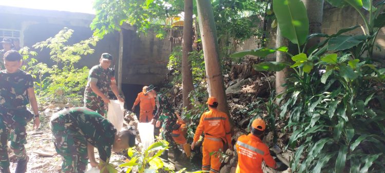Koramil Kramatjati Bersama PPSU dan Warga Bersihkan Lingkungan Warga