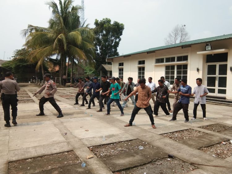 Kapolres Serang Tinjau Pelaksanaan Pelatihan Kemampuan dan Simulasi Pengamanan Pilkada Bagi Anggota Linmas 
