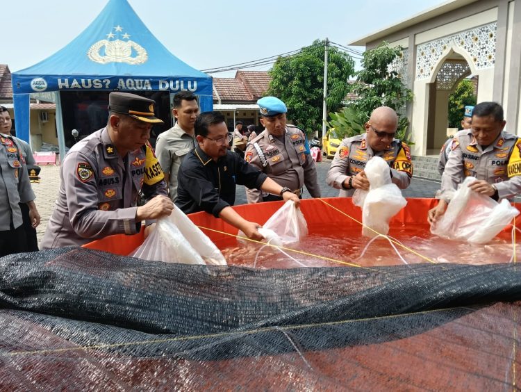Dukung Program Ketahanan Pangan Polres Serang dan Polsek Jajaran Gelar Penebaran 200 Ribu Benih Ikan 