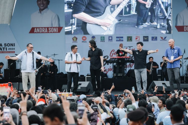 Momen Penuh Kebahagiaan Kampanye Akbar Andra Soni-Dimyati yang Dihadiri Puluhan Ribu Orang