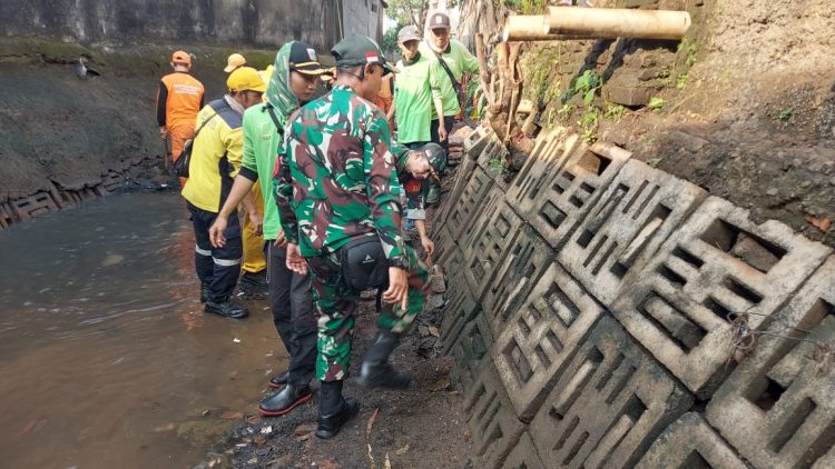 Karya Bhakti Koramil Cipayung, Bersihkan Sampah di Sepanjang Jalan Bantar Jati