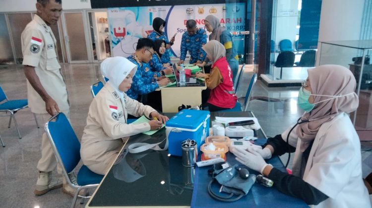 PNS Kodim 0735 Surakarta Ikuti Donor Darah Dalam Rangka HUT Ke- 53 Korpri Tahun 2024