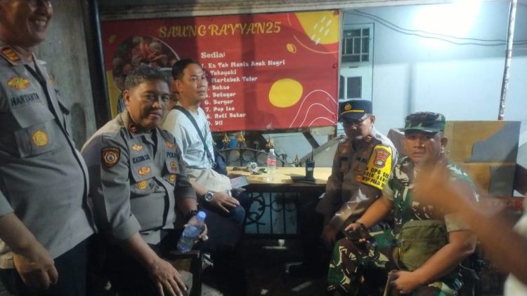 Aksi Babinsa Duren Sawit, Bubarkan Tawuran Warga