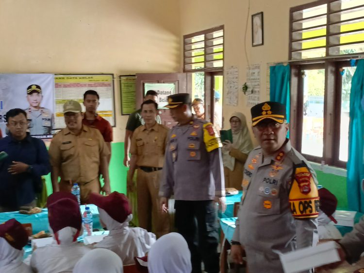 Kapolres Serang Bersama Insan Media Bagikan Makan Gratis Sehat Ratusan Siswa SDN Taman Ciruas Permai