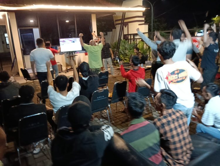 #Ngariung Iman Ngariung Aman, Kapolres Serang Nobar Pertandingan Sepak Bola bersama Warga 