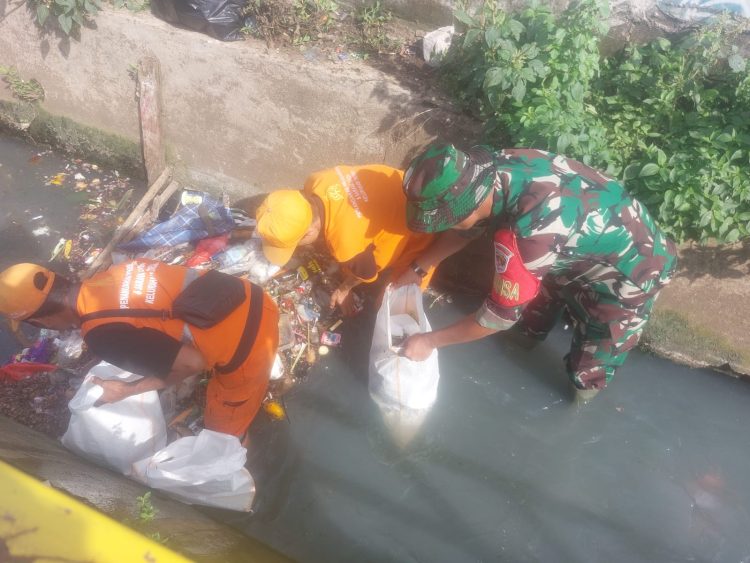 Babinsa Koramil 05/Kramatjati Normalisasi Saluran Air