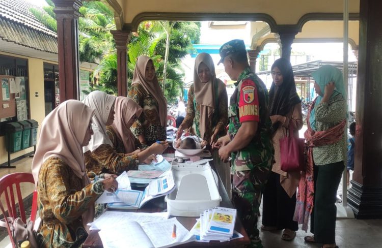 Dampingi Posyandu, Wujud Kepedulian Babinsa Kanigoro Terhadap Kesehatan Balita