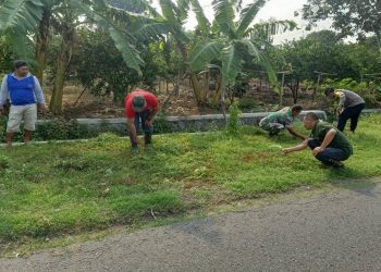 Babinsa Desa Wonodadi Bersama Warga Kerja Bakti Bersihkan Parit Jalan Desa
