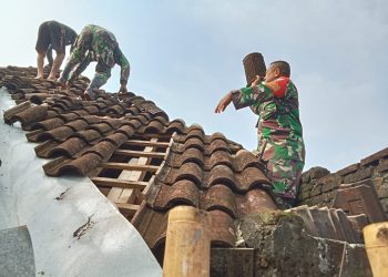 Babinsa Simo Turut Perbaiki Atap Warga Yang Rusak