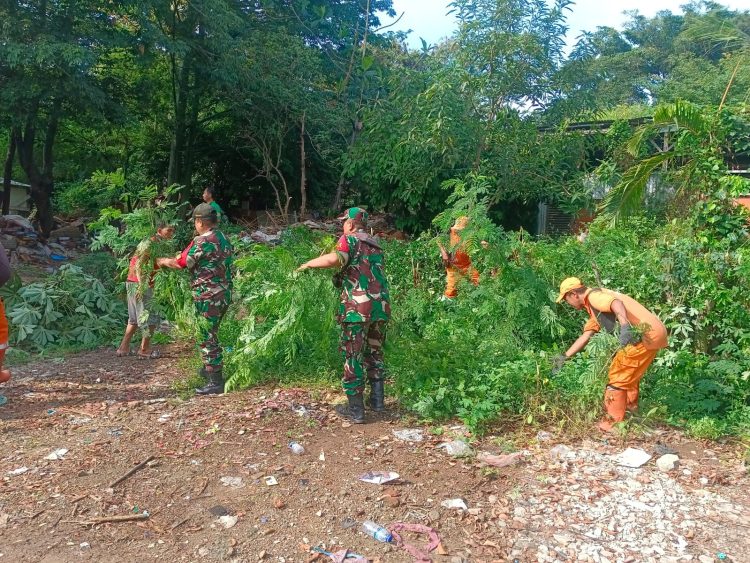 Karya Bhakti Koramil 08/Duren Sawit Giat Bersihkan Tumpukan Sampah