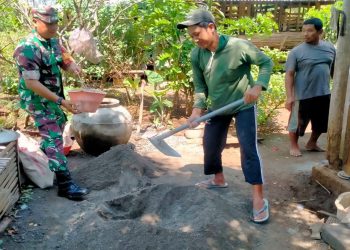 Babinsa Kesamben Bantu Pembuatan Sarana MCK Warga