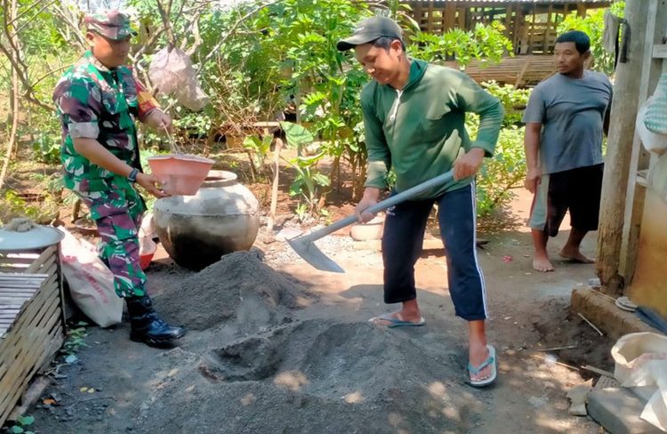 Babinsa Kesamben Bantu Pembuatan Sarana MCK Warga