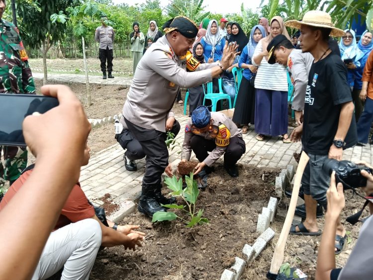 Kapolres Serang Bersama Kelompok Wanita Tani Gelar Penanaman Bibit Tanaman Holtikultura