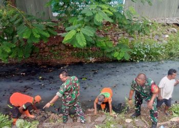 Koramil 04/Pulogadung Bersihkan Sampah di Bantaran Kali Sunter