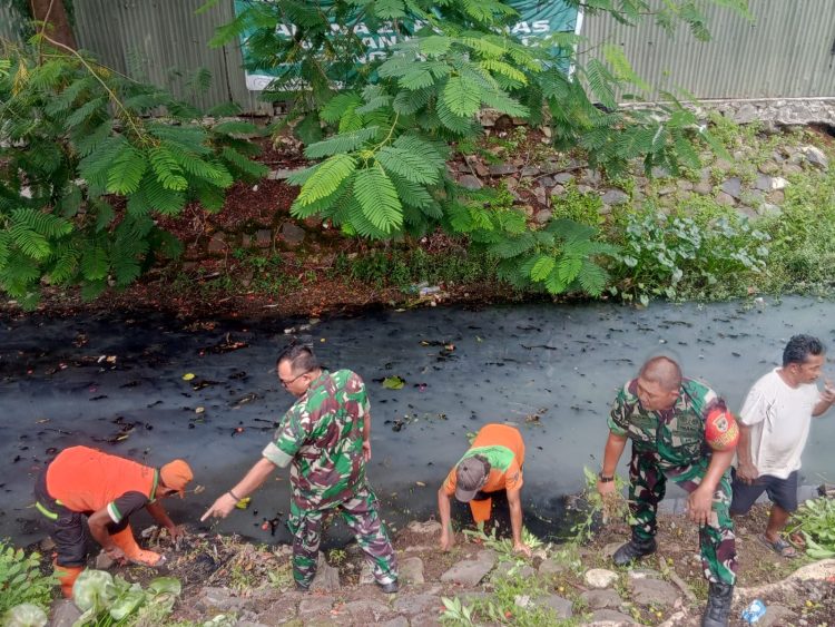 Koramil 04/Pulogadung Bersihkan Sampah di Bantaran Kali Sunter