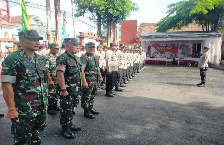 Bersama Tiga Pilar Koramil 0808/01 Sukorejo Laksanakan PAM Pleno Rekapitulasi penghitungan Suara