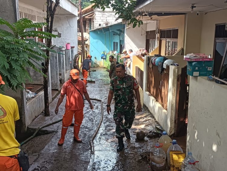 Koramil 05/Kramatjati, Bersihkan Sisa Air dan Genangan Lumpur