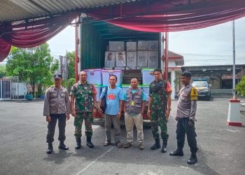 Petugas Gabungan Lakukan Pengawasan & Pengamanan Pendistribusian Logistik Pemilu
