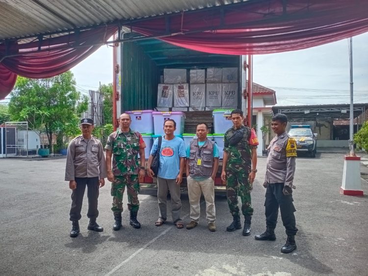 Petugas Gabungan Lakukan Pengawasan & Pengamanan Pendistribusian Logistik Pemilu