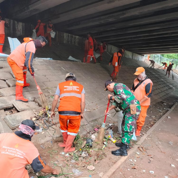 Karya Bakti Bersihkan Fasos dan Fasum Taman Warga Oleh Koramil Duren Sawit