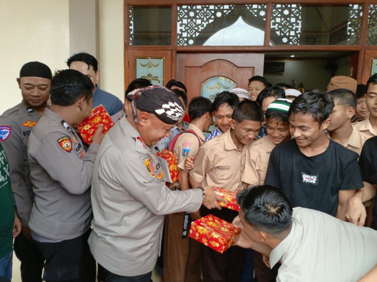 Polres Serang Gelar Jumat Berkah Bagikan Nasi Kotak Kepada Jemaah