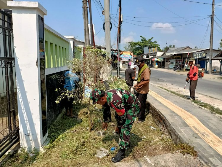 Babinsa Koramil 11 Pebayuran Ajak Warga Gelar Jumat Bersih di Desa Sumbersari