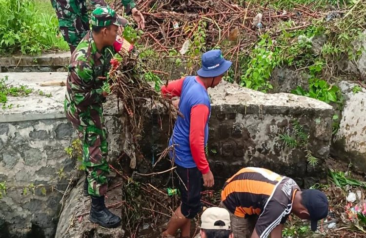 Babinsa Desa Nglegok Kerja Bakti Bersihkan Irigasi Persawahan