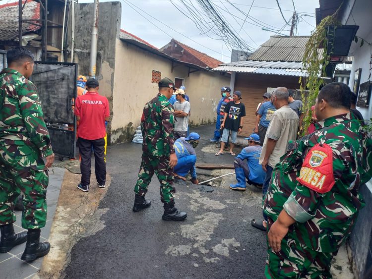 Koramil 07/Cipayung Normalisasi Saluran Air di Wilayah Munjul