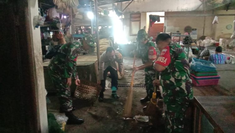 Koramil 03/Serengan Kerja Bakti Bersihkan Lingkungan Pasar Harjodaksino