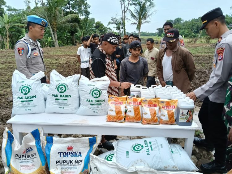 Dukung Ketahanan Pangan, Kapolres Serang Berikan Bantuan Benih Jagung dan Pupuk 
