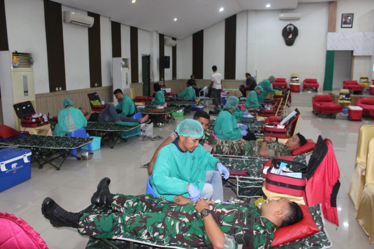 Puluhan Prajurit Korem 051 Donor Darah di Kodam Jaya