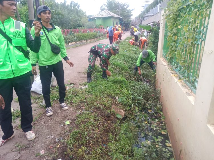 Koramil 03/Pasar Rebo Bersihkan Sampah dan Rumput Liar