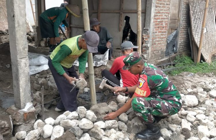 Wujudkan 8 wajib TNI, Babinsa Kel. Kawerun Bantu Renovasi Rumah Warga Kurang Mampu