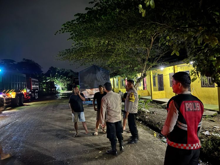 Antisipasi Parkir Liar Truk Tanah, Personil Satsamapta Polres Serang Gelar Patroli Di Jalan Raya Cikande 