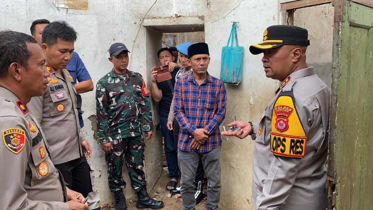 Laksanakan Program PECAK, Kapolres Serang Datangi dan Berikan Bantuan Kepada Warga Yang Rumahnya Ambruk