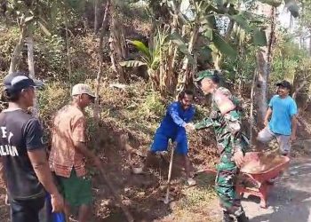 Babinsa Tapakrejo Bersama Warga Gelar Kerja Bakti Bersihkan Jalan Kampung