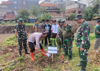 Koramil Kramatjati Tanam Pohon Produktif di Kali Item Cililitan