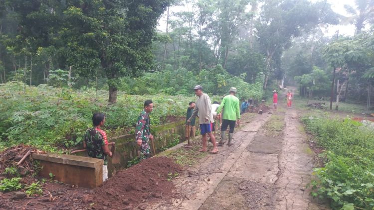 Babinsa Andong Gotong Royong Bersihkan Parit Bersama Warga