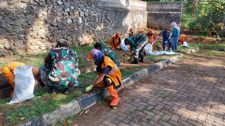 Koramil Cipayung Bersihkan Saluran Air Sepanjang 100 meter
