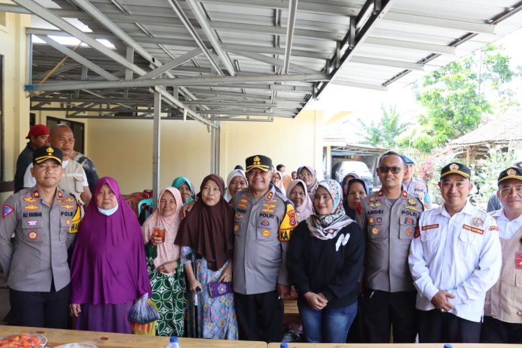 Panen Perdana Program Ketahanan Pangan Polsek Cikande Bagikan Lele Hasil Pembesaran