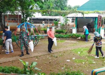 Babinsa Koramil 08 Duren Sawit Laksanakan Pembersihan Kantor Kelurahan