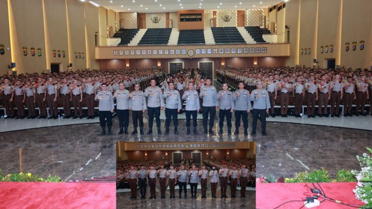 Kadivhumas Irjen Pol Sandi Sematkan Brevet Kehumasan ke Sepuluh Taruna Akpol Terbaik