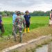 Babinsa Nogosari Bantu Optimalkan Saluran Irigasi Untuk Petani