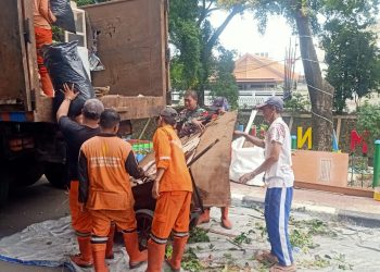 Babinsa Pulo Gadung Bersihkan Sampah Menumpuk 