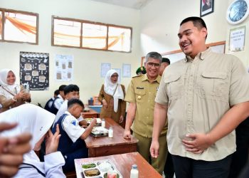 Menpora Dito Tinjau Pendistribusian Makan Bergizi Gratis di SMPN 12 Cimahi
